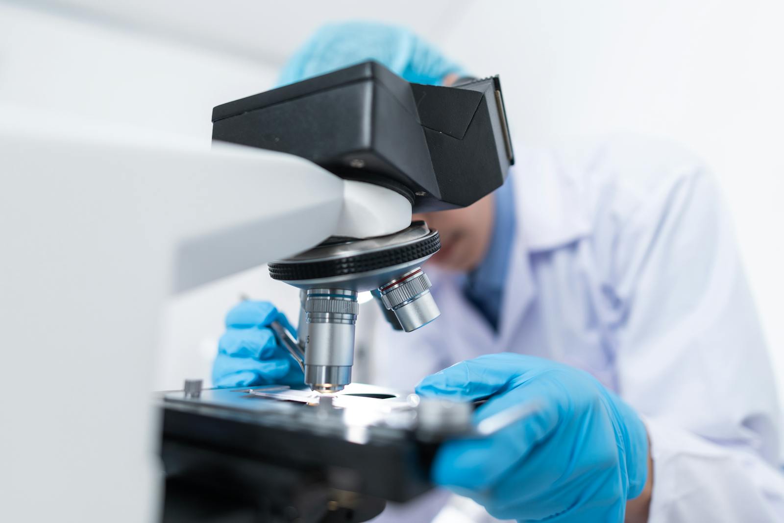 Quality-control analyst monitoring gas purity against European Pharmacopoeia standards